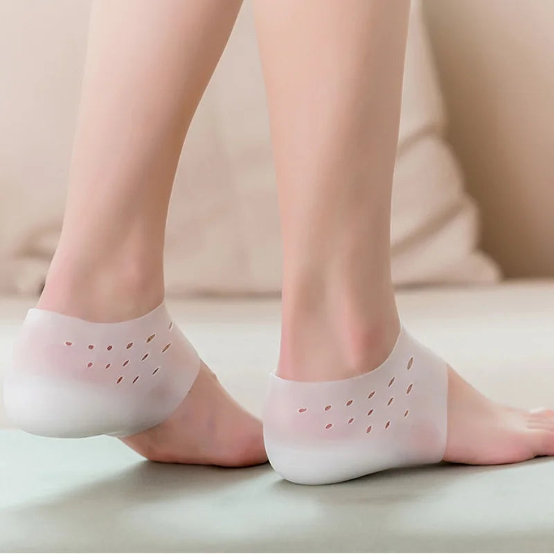 Une paire de semelles d'orteils en silicone transparentes posées sur un pied nu.