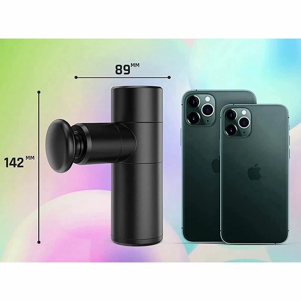 Schwarze tragbare Tiefengewebsmassagepistole neben einem iPhone mit Maßangaben.