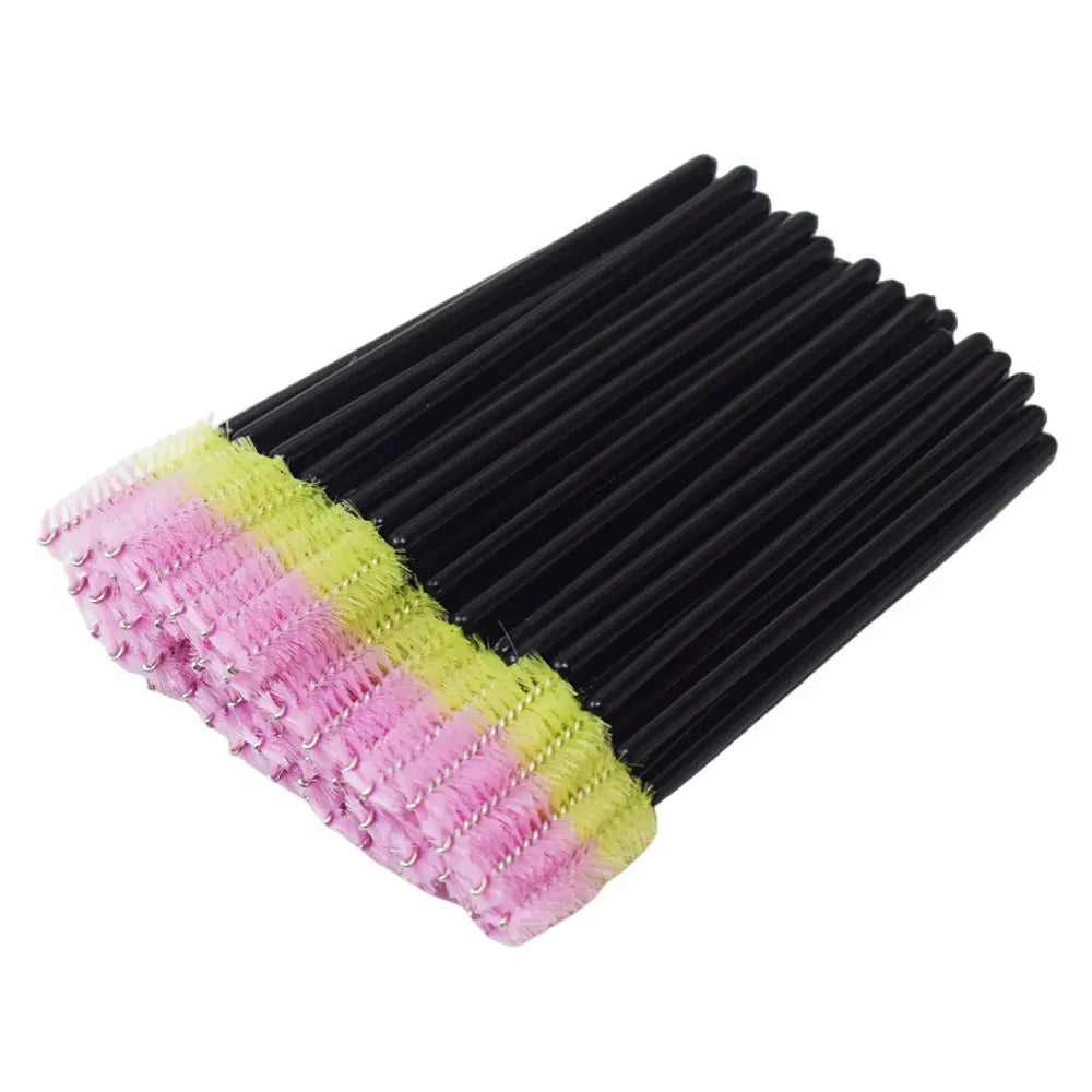 Un set de pinceaux à cils jetables avec des poils noirs et rose/jaune.