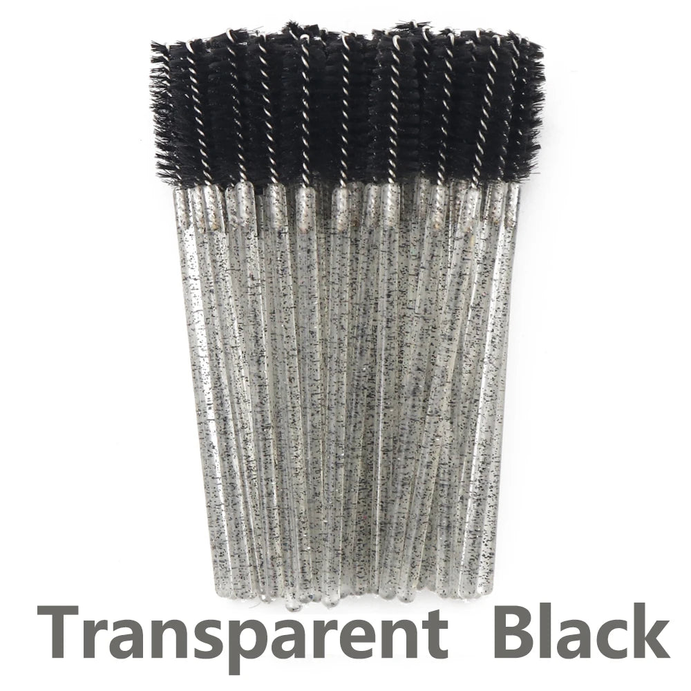 Un paquete de brochas desechables para pestañas en colores transparente y negro.