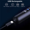 لقطة مقربة لقص شعر الأنف والأذن الكهربائي المحمول باللون الأسود مع كابل شحن عبر USB.