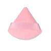 Pompón triangular rosa con banda de tela rosa para aplicación de maquillaje.