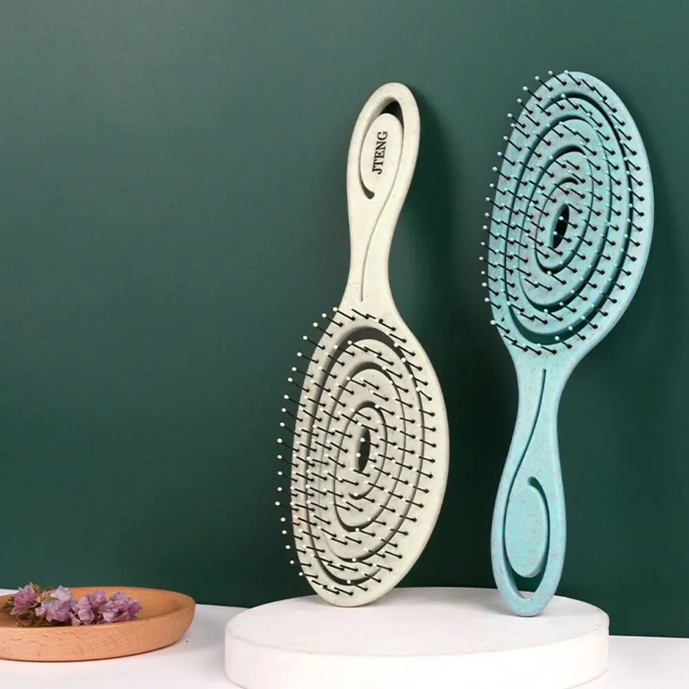 Peigne de coiffure en silicone bleu clair avec manche blanc, sur fond vert foncé.