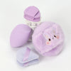 Un set de poudres légères violettes et lavande, comprenant un puff rond violet et un puff de lavande duveteux.