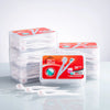 Un juego de mini cepillos de dientes portátiles empaquetados en recipientes de plástico transparente con etiquetas rojas y bl