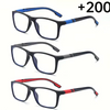 Un juego de tres gafas de lectura rectangulares vintage en marcos negros, azules y rojos.