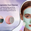 Una mujer aplica una mascarilla facial verde usando una herramienta de silicona de doble cara para limpiar.
