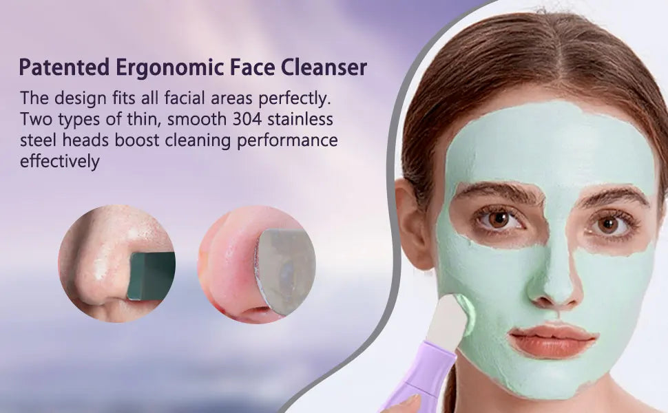 Una mujer aplica una mascarilla facial verde usando una herramienta de silicona de doble cara para limpiar.