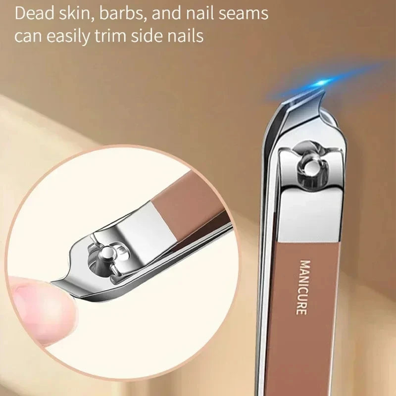 Gros plan d'une pince à ongles en acier inoxydable avec une lumière bleue, démontrant sa capacité à couper les ongles latérau