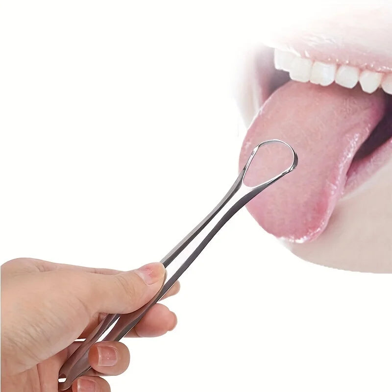 Une main tient un rasp de langue en acier inoxydable, positionné près de la bouche pour l'hygiène buccale.
