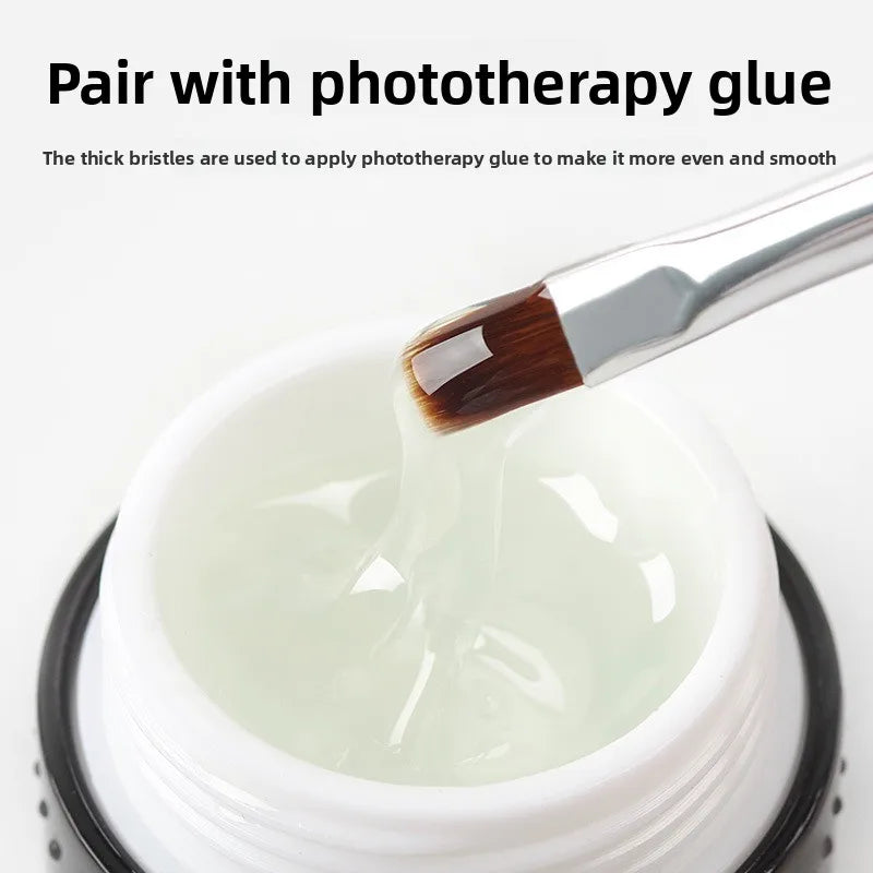 Un pinceau fin applique de la colle photothérapie sur une substance blanche dans un pot.