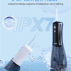 Ein schwarzer Wasserflosser wird im Wasser verwendet, was sein IPX7 wasserdichtes Design demonstriert.