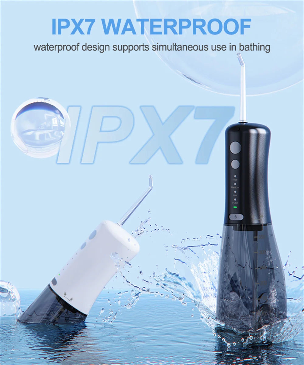 Ein schwarzer Wasserflosser wird im Wasser verwendet, was sein IPX7 wasserdichtes Design demonstriert.