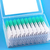 Una caja transparente con múltiples flossores de hilo dental de silicona blanca para la higiene oral.