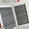 Boîte ouverte d'un livre de cils à 32 rangées montrant de nombreuses extensions de cils individuelles.