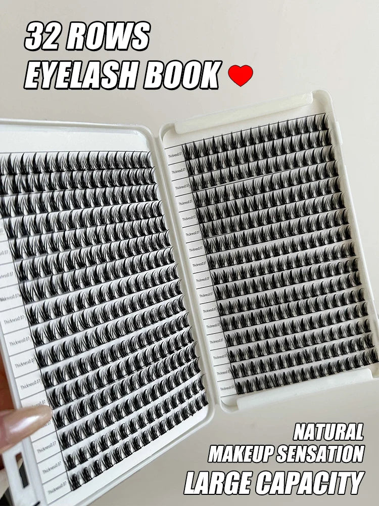 Boîte ouverte d'un livre de cils à 32 rangées montrant de nombreuses extensions de cils individuelles.