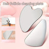 Outil gua sha en acier inoxydable en forme de cœur pour nettoyer les follicules pileux.