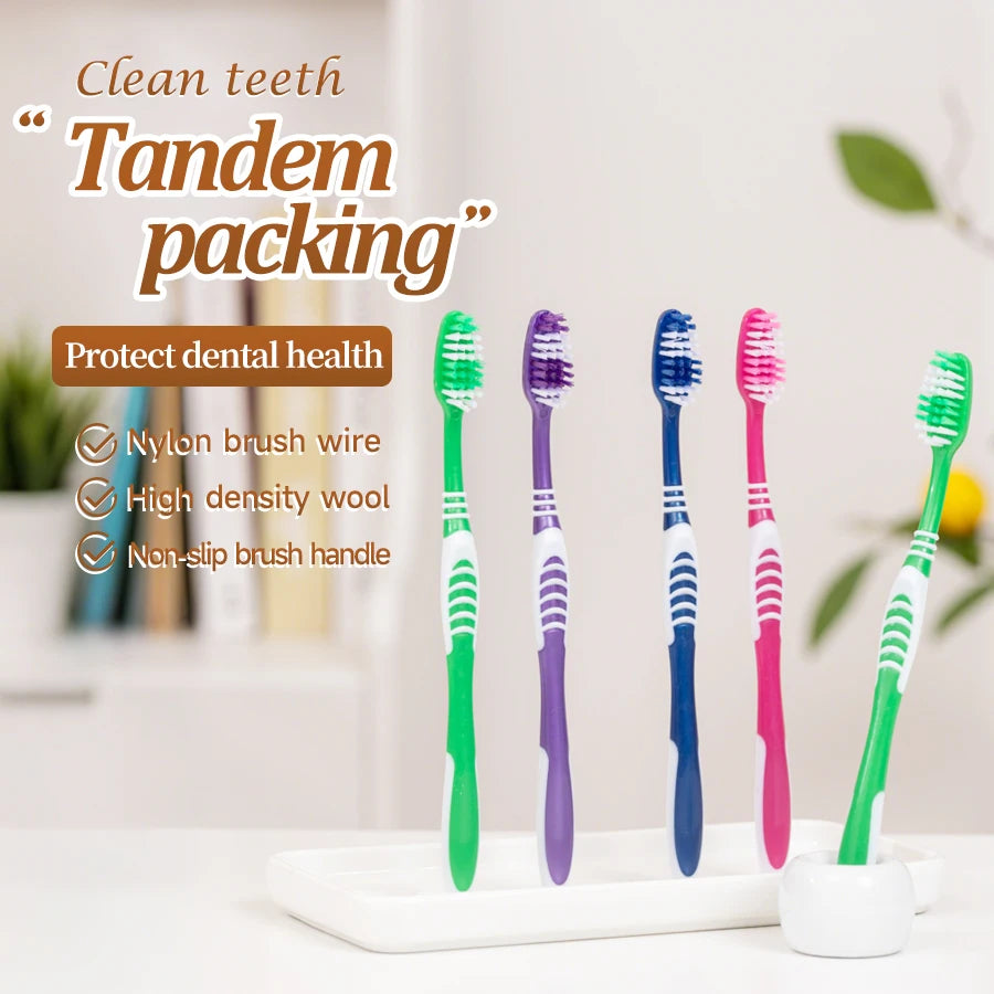Un set de cinq brosses à dents tandem de différentes couleurs (vert, violet, bleu, rose) sur un plateau blanc