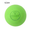 Una pelota de masaje profunda portátil de color verde lima suave con un logotipo de corona y una dimensión de 6.3 cm.