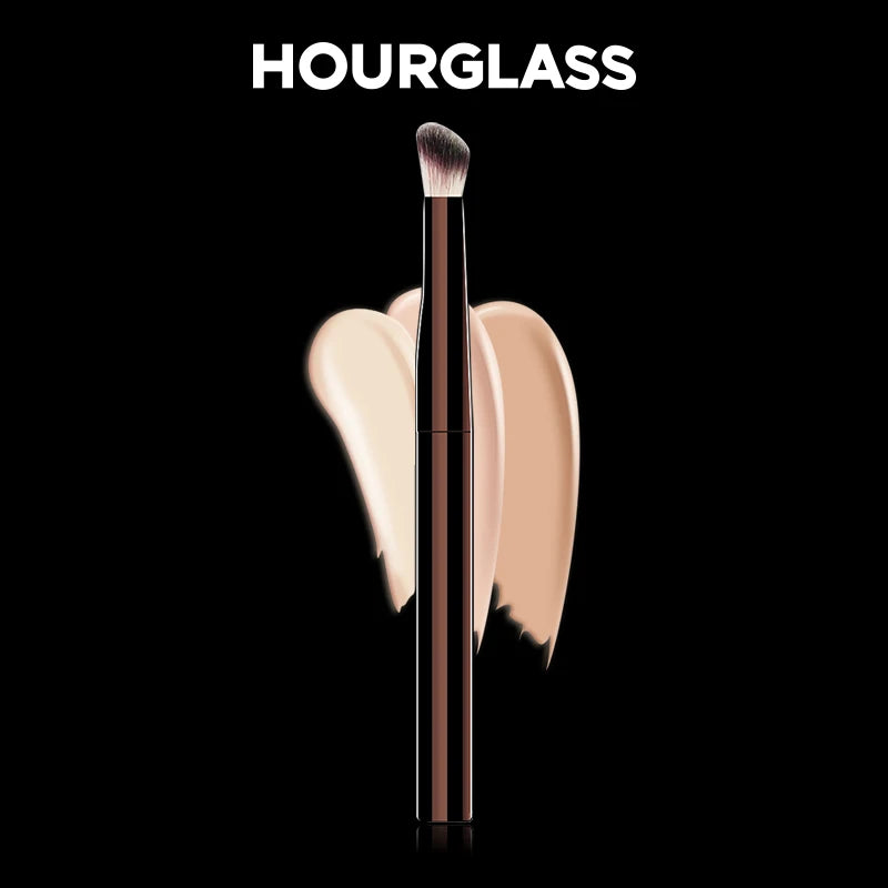 Pinceau de maquillage pour appliquer le correcteur Hourglass