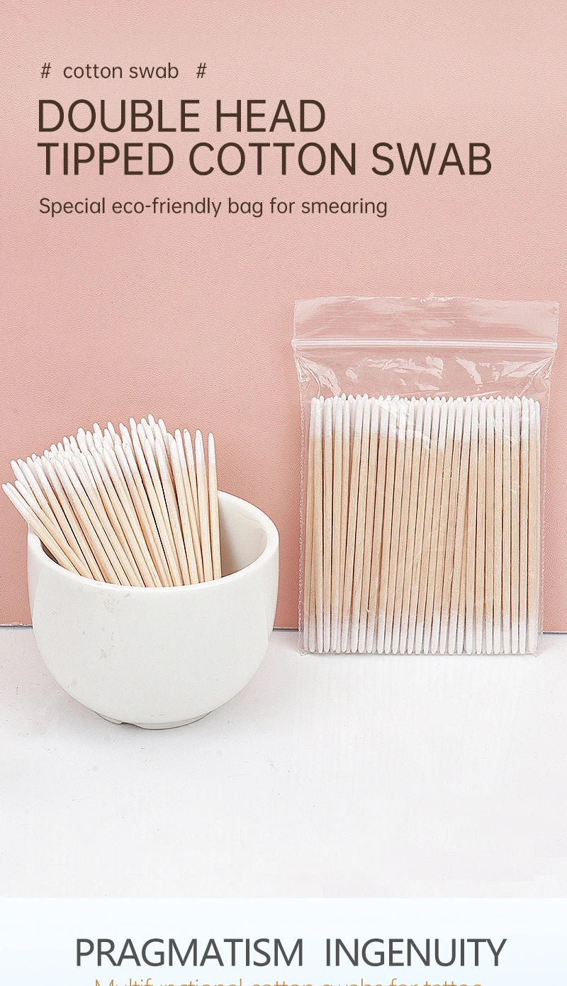 Un sac en plastique transparent rempli de cotons-tiges à double extrémité, à côté d'une tasse en céramique blanche.