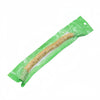 Une cure-dent miswak naturel est visible dans une pochette en plastique vert.