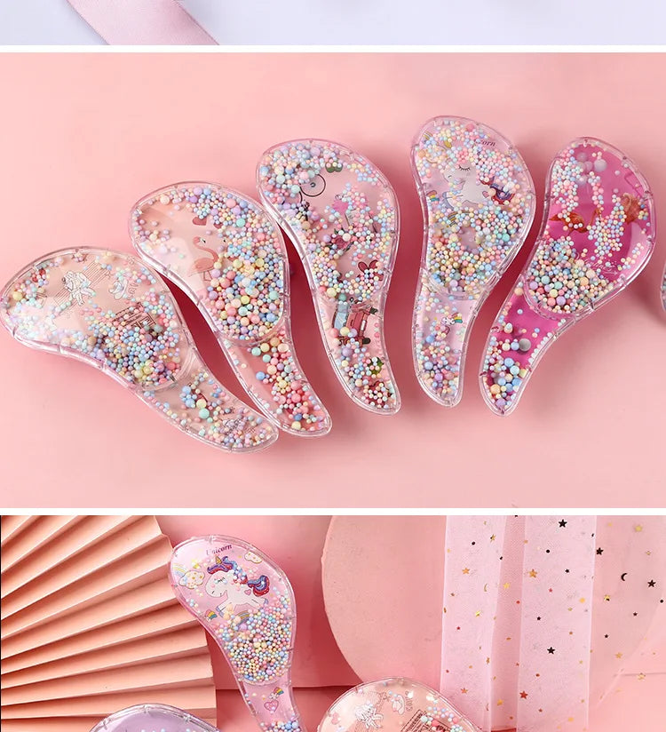 Un ensemble de peignes pour cheveux roses et iridescents avec des confettis colorés et des dessins d'animaux de dessins animé