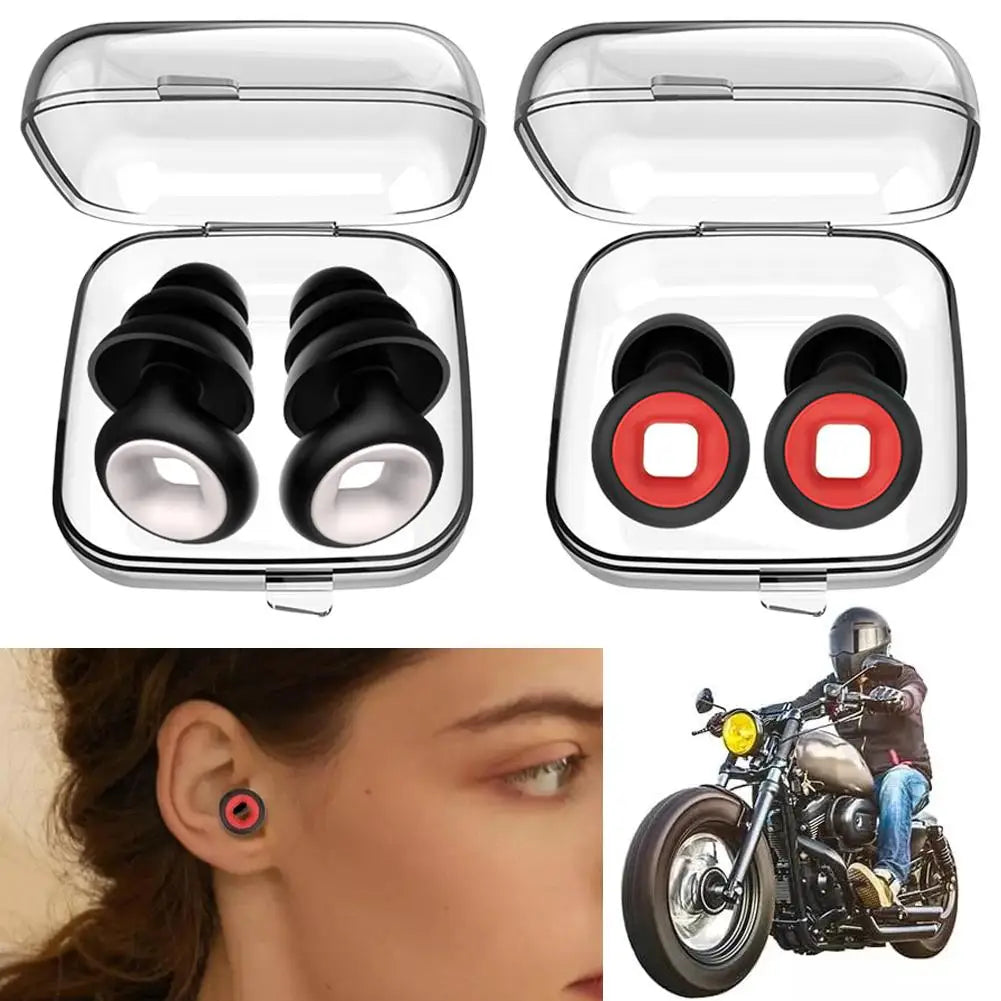 Des bouchons d'oreille anti-bruit pour moto à côté de l'oreille d'une personne et d'une moto.