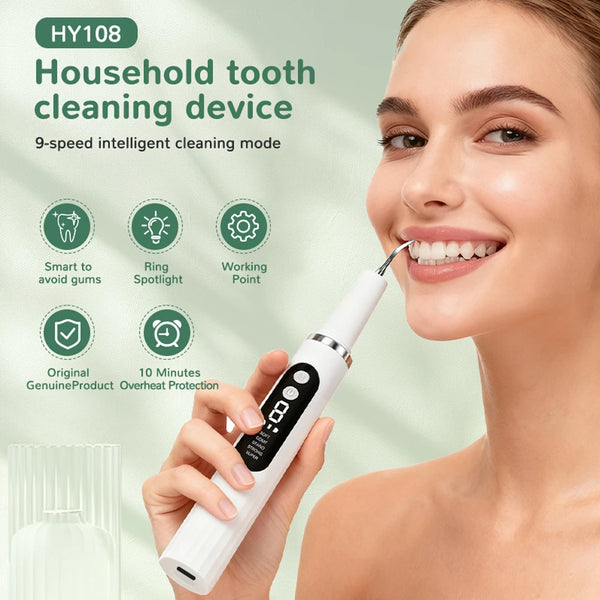 Une femme utilise un appareil de nettoyage dentaire blanc pour l'hygiène buccale.