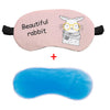 Masque pour les yeux en silicone rose en forme de lapin avec des lunettes et un sac de glace blanc dessous.