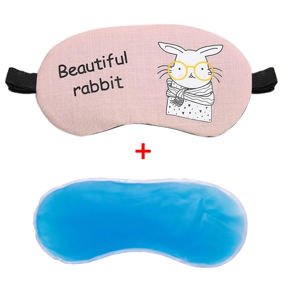 Masque pour les yeux en silicone rose en forme de lapin avec des lunettes et un sac de glace blanc dessous.