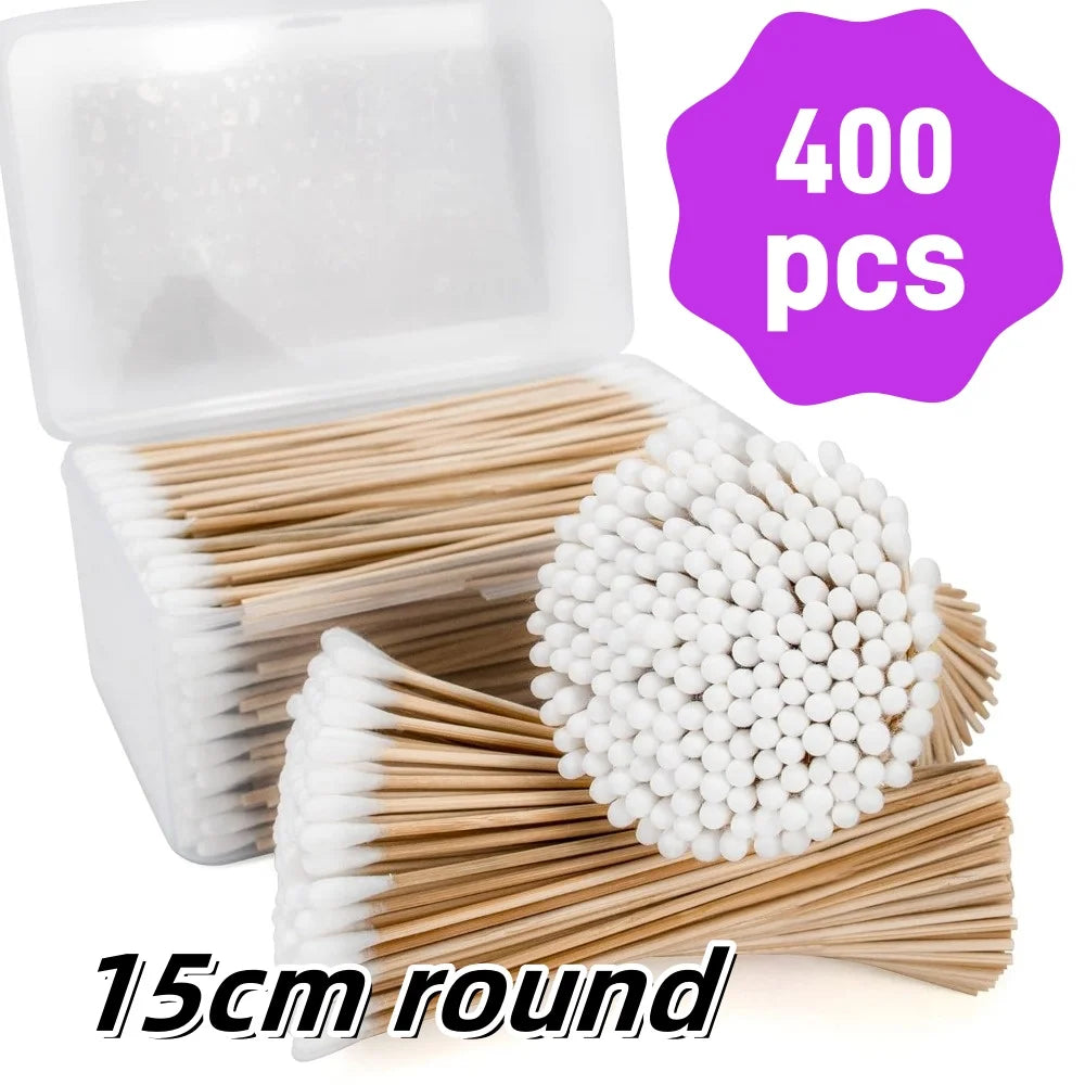Une boîte de 400 cotons-tiges en bois ronds, 15 cm de long, pour un nettoyage de précision.