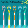 Cinq nettoyants pour la langue en silicone de couleurs rose, jaune, orange, bleu et vert sont présentés sur un fond bleu sarc