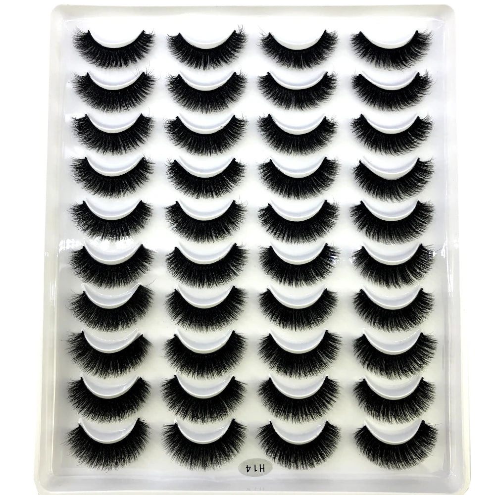 Plateau en plastique transparent contenant un kit de faux cils de mink naturels.