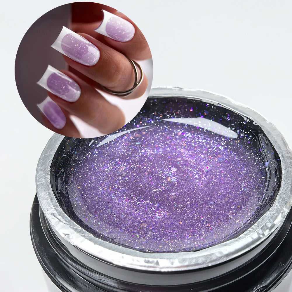 Builder de gel intermédiaire violet auto-nivelant pour extensions d'ongles appliqué sur une main.