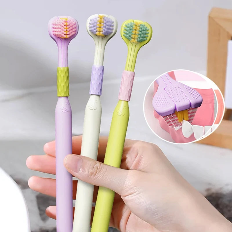 Une main tient un set de brosses à dents anglé en trois pièces avec des poignées et poils violet, lavande et vert lime.