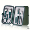 Kit profesional de cuidado de uñas de acero inoxidable en estuche verde oscuro con herramientas de precisión dentro.