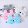 Un juego de tres lindas máscaras de dormir de conejitos de peluche en colores gris, blanco y azul.