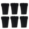 Un set de kits de brochas desechables para pestañas negras, mostrados en varias disposiciones.