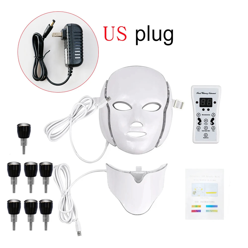 Máscara facial blanca para terapia con enchufe estadounidense, cables y dispositivo de mano.