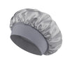 Weicher Satin-Haube in hellgrauer Farbe, von der Seite gezeigt.