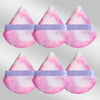 Un set de six éponges de maquillage triangulaires roses et blanches avec des élastiques violets.