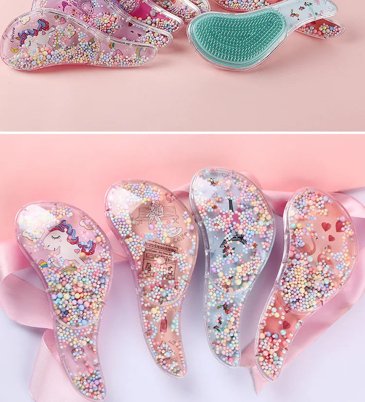Un ensemble de peignes à cheveux en plastique colorés et scintillants pour enfants et adultes, présentés sur un tissu rose.