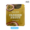 Un paquet de trois bâtons d'épice de fruit de la passion à côté d'une moitié de fruit de la passion entier.
