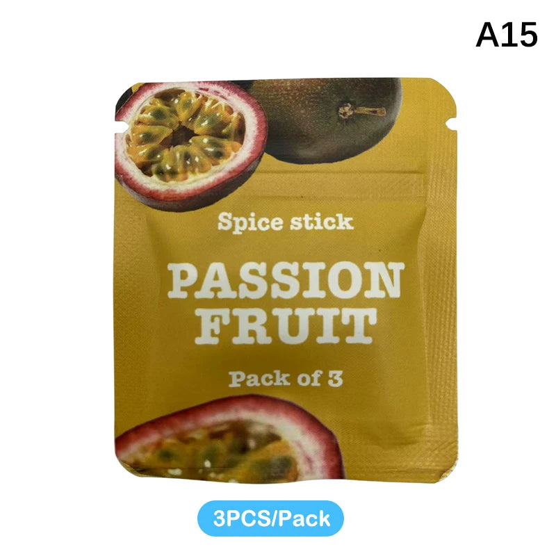 Un paquet de trois bâtons d'épice de fruit de la passion à côté d'une moitié de fruit de la passion entier.