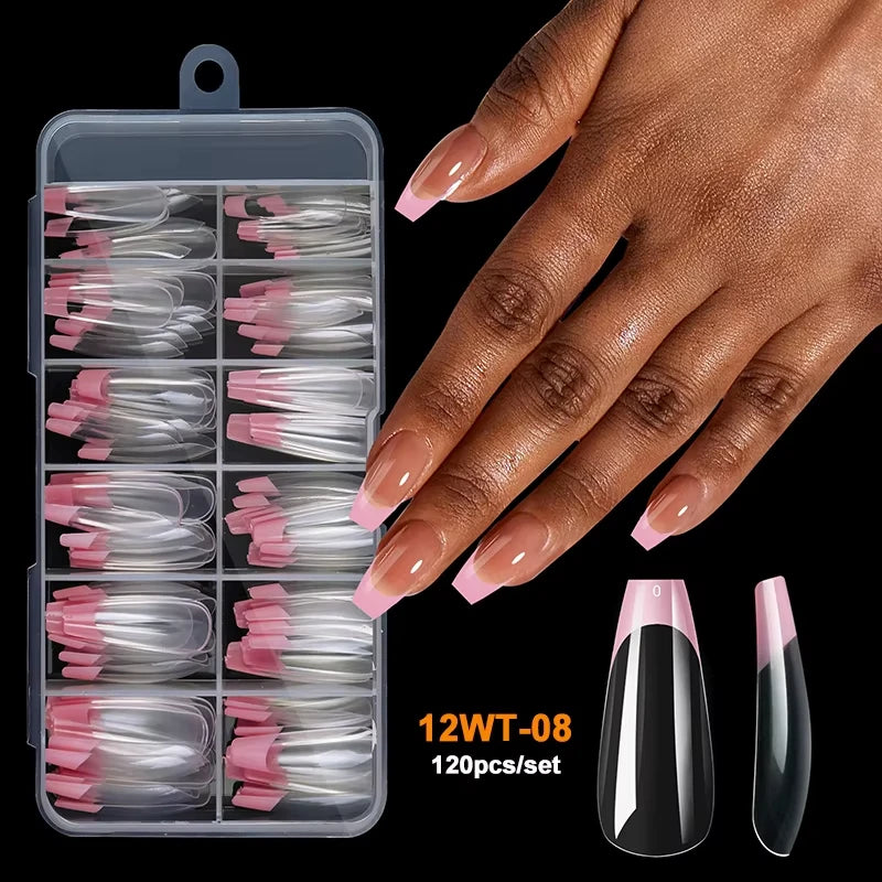 Une main tient un contenant en plastique transparent de 120 pointes de ongles en acrylique courbe C extra longues.
