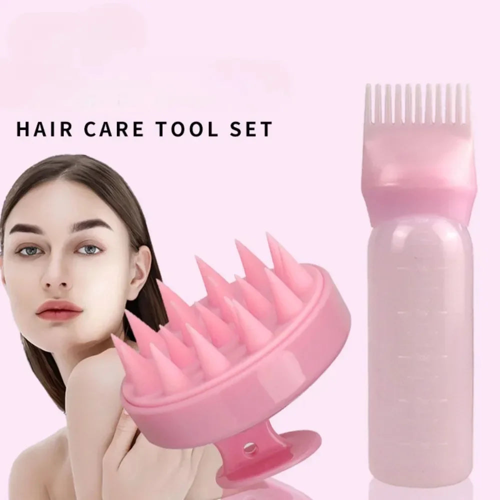 Un peigne applicateur de teinture capillaire en silicone rose à côté d'une main de femme, montrant la trousse d'entretien cap