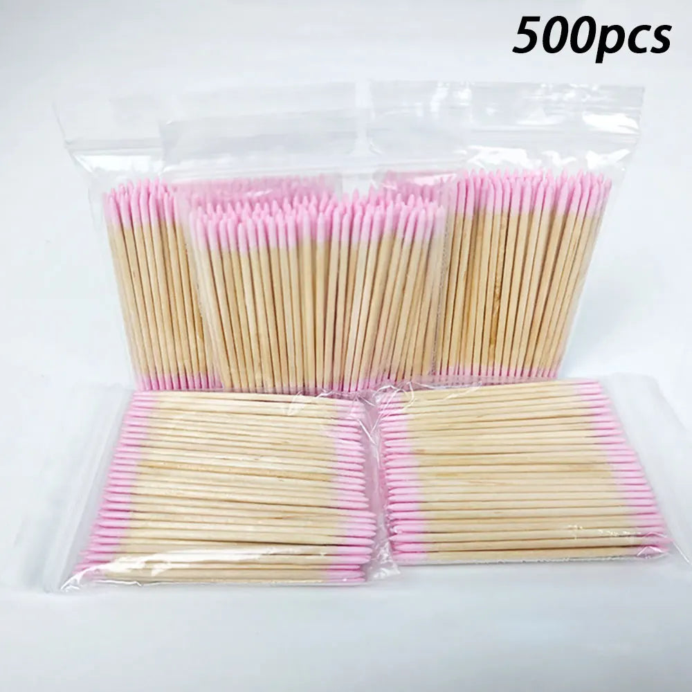 Un paquet de 500 cotons-tiges à double pointe en bois avec des extrémités roses et naturelles.