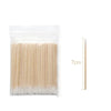 Bolsa de plástico transparente con numerosos palitos de madera para detalle y cuidado de cutículas para manicura.