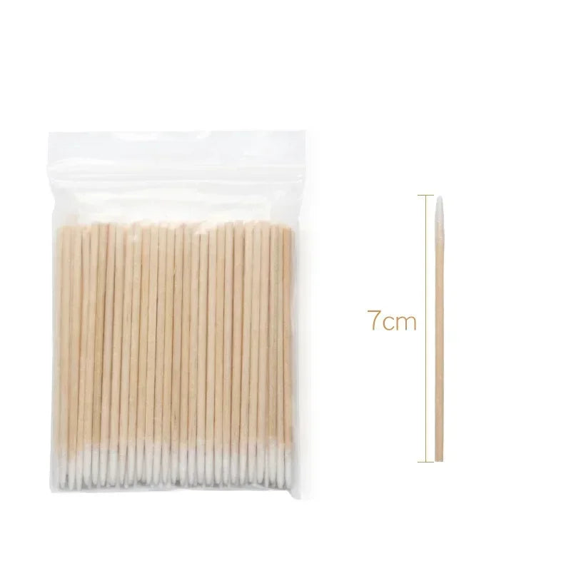 Bolsa de plástico transparente con numerosos palitos de madera para detalle y cuidado de cutículas para manicura.